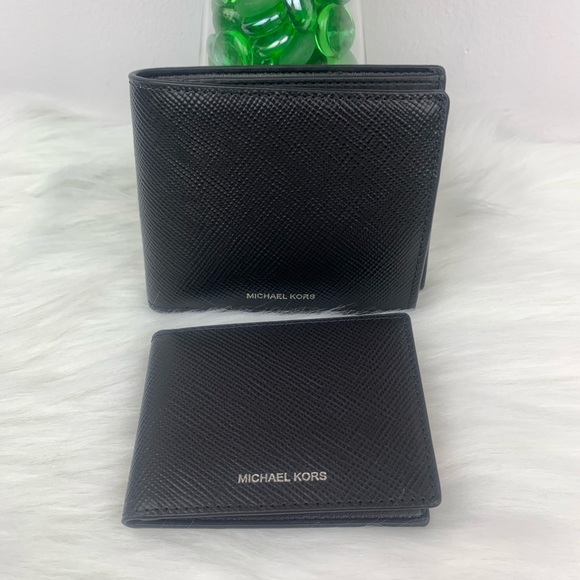 Michael Kors Harrison Billfold with Passca… - Picture 7 of 7